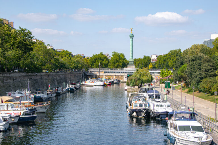 Paris au fil de l&rsquo;eau : de la Seine aux canaux, entre ponts et péniches